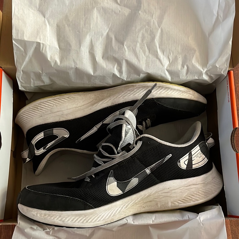 Nike RunAllDay2 - Black / White - Ghost Green